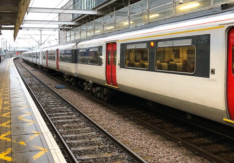 train at the train station in london 5K3ZDRQ 1